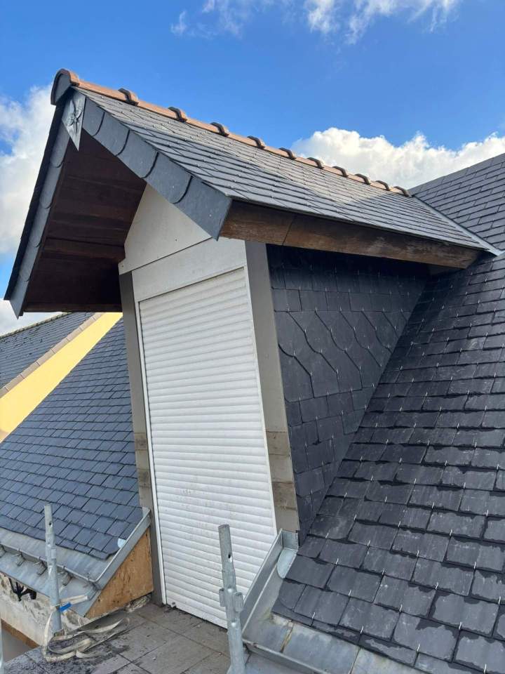 Lucarne avec une couverture en ardoises Mésanger