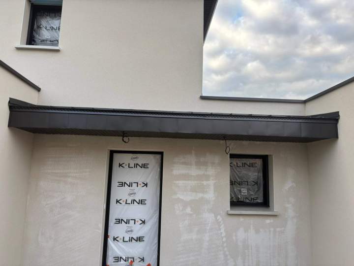 Finition de toiture en zinc à joint debout noir Mésanger
