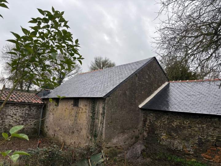 Toit en ardoise nouvellement installé Mésanger