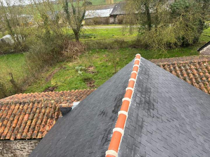 Toiture en ardoises avec un faîtage en terre cuite Mésanger