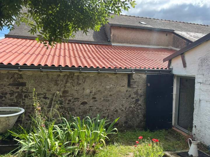 Toit en tôle ondulée rouge Mésanger